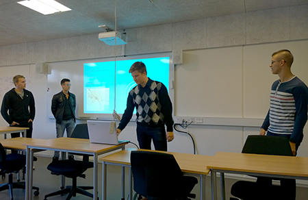 www_opiskelijatiimi pitämässä esitystä.jpg