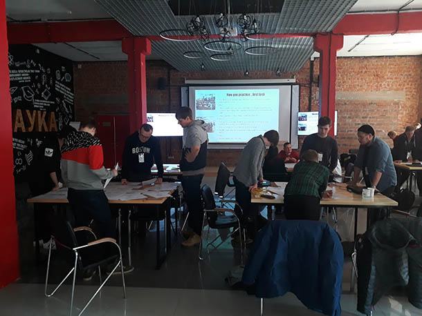 2_opiskelijattyöntpouhussa.jpg 2_opiskelijattyöntpouhussa.jpg