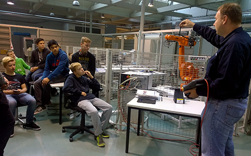 Konelaboratorio robotti.jpg Konelaboratorio robotti.jpg