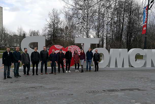 Kuva 2 Ryhmäkuva torilta_610.jpg Kuva 2 Ryhmäkuva torilta_610.jpg