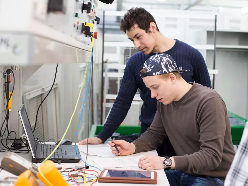sähkötekniikan opiskelijoita tekemässä harjoitustyötä tekniikan laboratoriossaTechnobothniassa