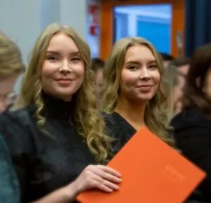 Meri ja Saara Tuomela valmistuivat tradenomeiksi VAMKista.