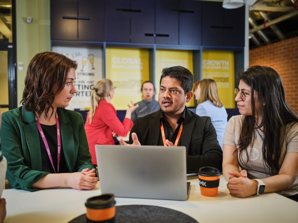 Henkilöstö workshoppaamassa.