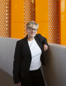 Henkilökuva koulutusvararehtorista Sanna Valliarosta.