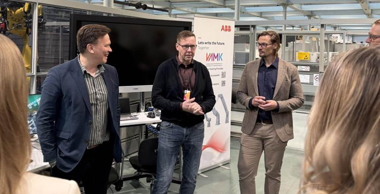 ABB lahjoitti YuMi-robotin VAMKille tukemaan konetekniikan opetusta