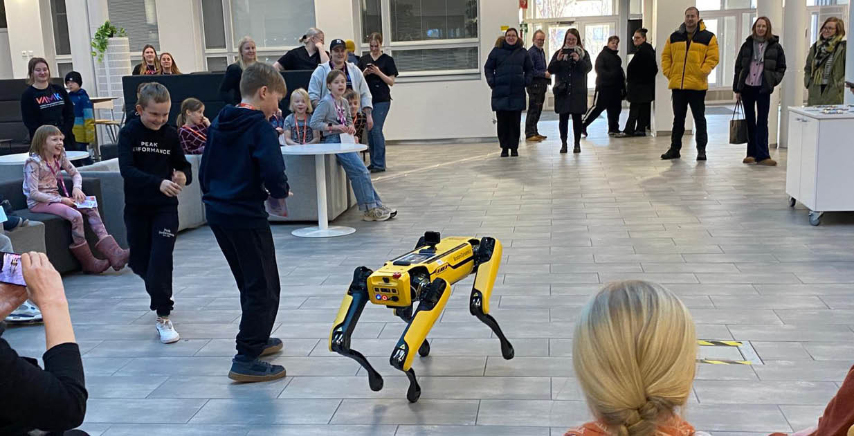 Lapset mukana töissä -päivänä kampuksella oli vilinää