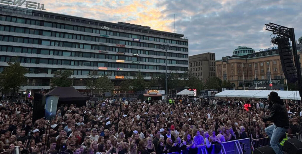 Vaasan torilla juhlistetaan uuden lukuvuoden alkua huikealla artistikattauksella