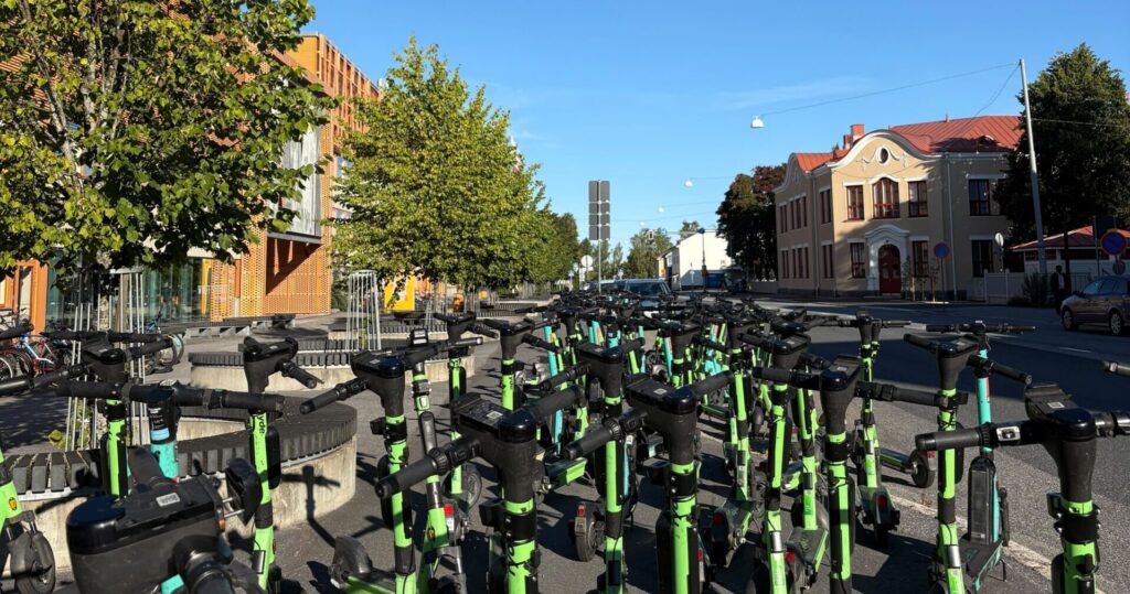 Sähköpotkulautoja saa pysäköidä 15.6.2026 alkaen vain erikseen merkityille pysäköintipaikoille